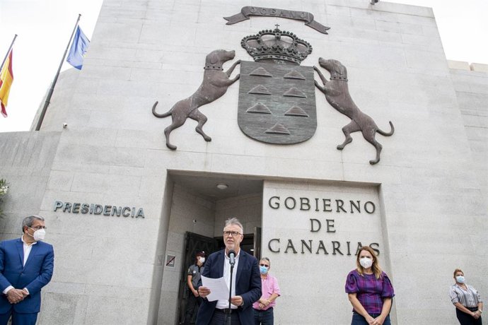 El presidente de Canarias, Ángel Víctor Torres, lee el manifiesto frente a la sede de Presidencia en Las Palmas de Gran Canaria