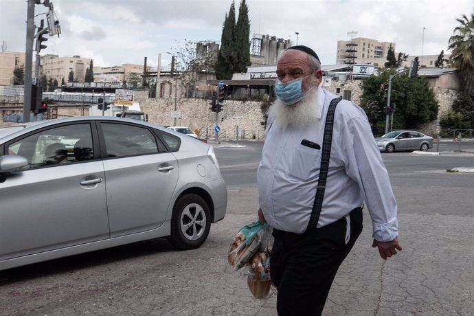 Un hombre con mascarilla en Jerusalén durante la pandemia de coronavirus