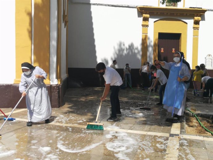 Beltrán Pérez, durante la limpieza a la Plaza de las Mercedarias