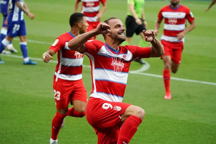 Roberto Soldado celebra un gol con el Granada en LaLiga Santander 2019-2020