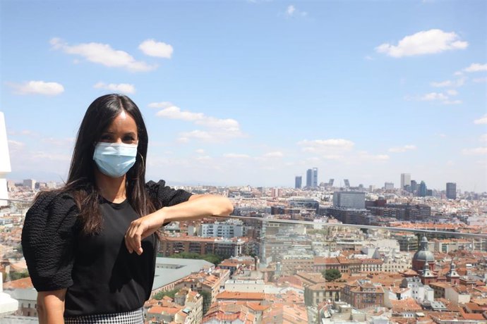 La vicealcaldesa de Madrid, Begoña Villacís, posa en la terraza durante la reapertura del Hotel Riu Plaza España tras meses de cierre por la crisis de la COVID-19. En Madrid (España), a 15 de junio de 2020.