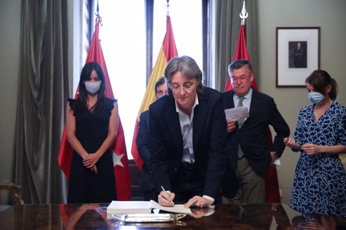 La portavoz de Más Madrid, Marta Higueras, firma los Acuerdos de la Villa, un documento que agrupa 352 medidas pactadas en las mesas sectoriales para la reactivación de la ciudad de Madrid tras la pandemia de la COVID-19. En Madrid a 7 de julio de 2020.