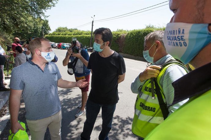 El diputado de Unidas Podemos Rafa Mayoral tras haber asistido a la reunión de trabajadores de Alcoa con el comité de empresa en la planta de San Cibrao, Lugo, Galicia (España), a 22 de julio de 2020. La reunión se produce después de que UGT FICA y CC.O