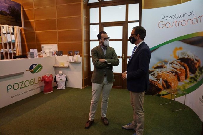 El delegado de Empleo, Formación, Trabajo Autónomo, Economía, Conocimiento, Empresas y Universidad, Ángel Herrador (izda.), y el alcalde Pozoblanco, Santiago Cabello, durante su encuentro