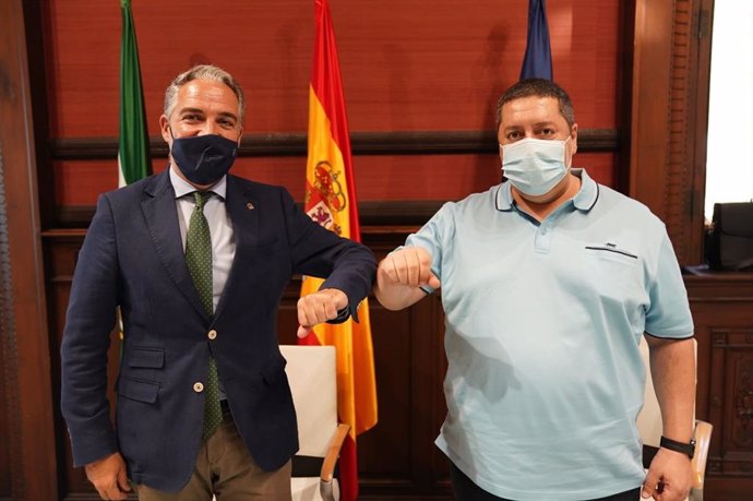 La Consejería de la Presidencia, Elías Bendodo, y el presidente de la Federación Andaluza de Asociaciones de Emigrantes y Retornados (FAER)