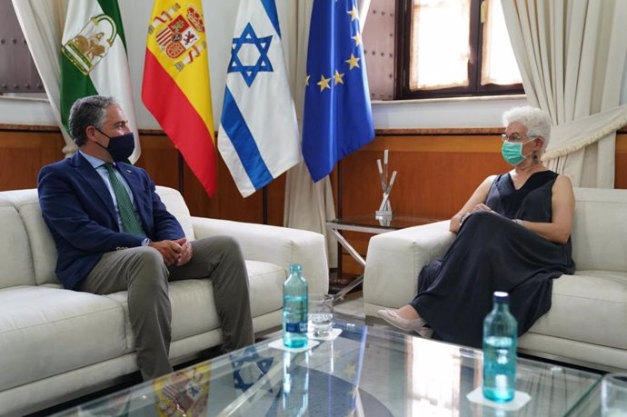 El consejero de la Presidencia, Elías Bendodo, reunido en el Palacio de San Telmo con la embajadora de Israel, Rodica Radian-Gordon.