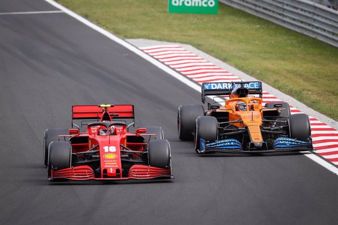 El Ferrari de Charles Leclerc junto al McLaren de Carlos Sainz en el GP Hungría 2020