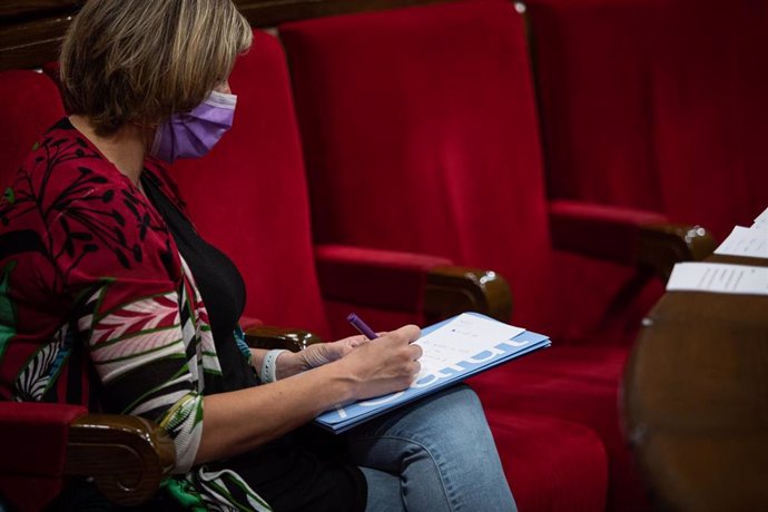 La consellera de Salud de la Generalitat, Alba Vergés, toma notas durante un pleno de control al Gobierno de la Generalitat, marcado principalmente por la gestión del COVID-19, en Barcelona, Cataluña (España), a 22 de julio de 2020.