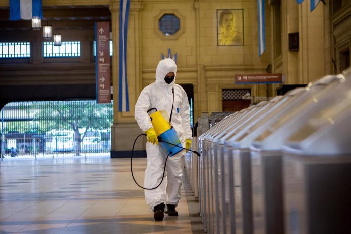 Trabajos de desinfección por coronavirus en la estación de Constitución de Buenos Aires