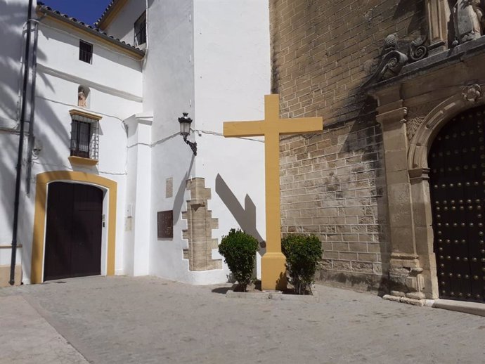 Cruz por los caídos situada junto a la fachada del Convento de las Carmelitas Descalzas de Aguilar de la Frontera.