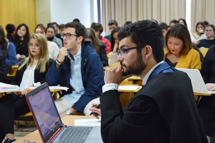 Imagen de archivo de una clase del Grado de Derecho de Cardenal Spínola CEU. SE