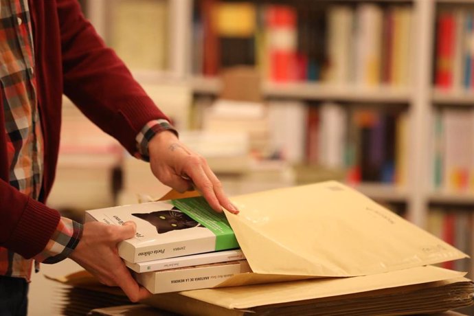 Librero prepara un paquete con libros