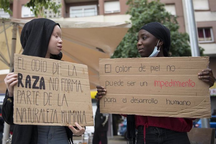 Dos participantes en la concentración de la Comunidad Negra Africana y Afrodescendiente en España (CNAAE) contra el racismo, a 7 de junio de 2020. 