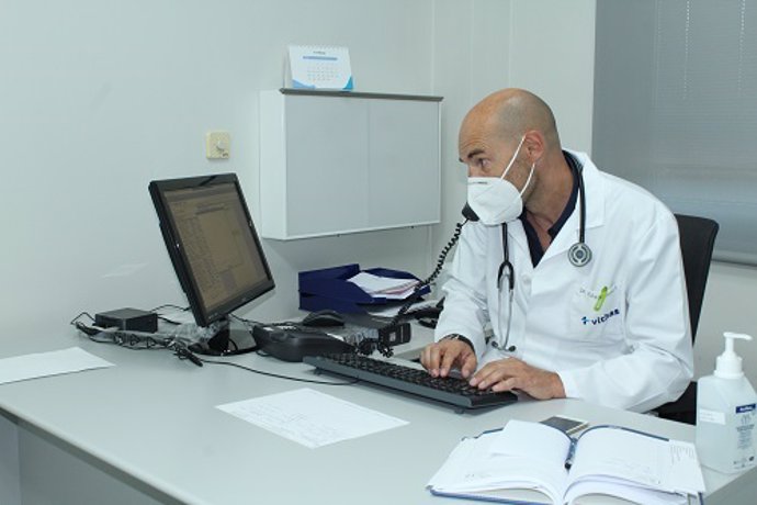 El médico Juan González Soler atiende una consulta de modo telemático