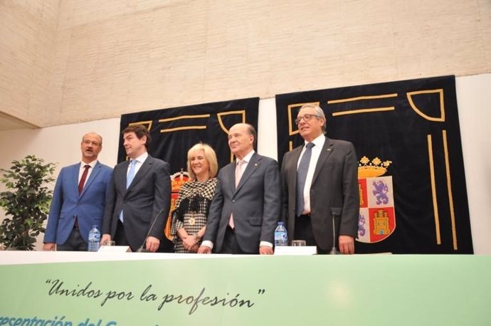 El pesidente del Consejo de Colegios de Médicos de Castilla y León (CCOMCYL), José Luis Díaz Villarig, (segundo por la derecha) junto a la consejera de Sanidad, Verónica Casado.