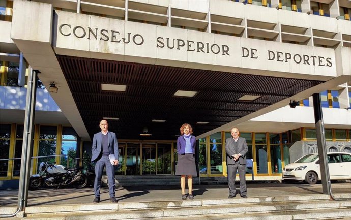 El presidente de la RFEF, Luis Rubiales, la del CSD, Irene Lozano, y el de LaLiga, Javier Tebas, delante de la sede del Consejo Superior de Deportes