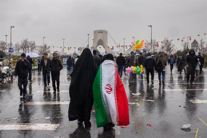 Imagen de archivo de una mujre con una bandera de Irán.