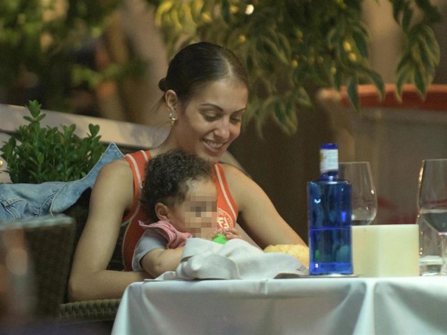 Hiba Abouk y su hijo