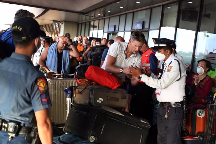 Imagen de archivo de turistas intentando salir de Filipinas desde el aeropuerto Ninoy Aquino de Manila