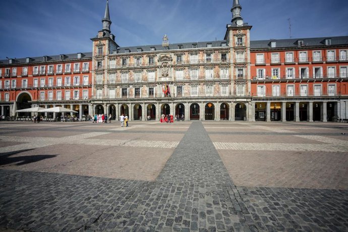 Pocos turistas en la Plaza Mayor de Madrid mientras los bares comienzan a cerrar un día antes de que se cierre toda la hostelería para frenar contagios por coronavirus, en Madrid (España) a 13 de marzo de 2020.