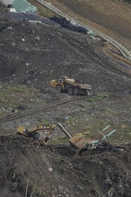 Distintos vehículos durante las labores de búsqueda de los dos trabajadores sepultados tras el derrumbe del vertedero de Zaldibar.