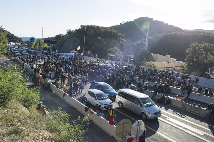 Una multitud de persones talla la carretera AP-7 a la Jonquera (Girona), una acció que ha convocat Tsunami Democrtic. Girona, Catalunya (Espanya), 11 de novembre del 2019.