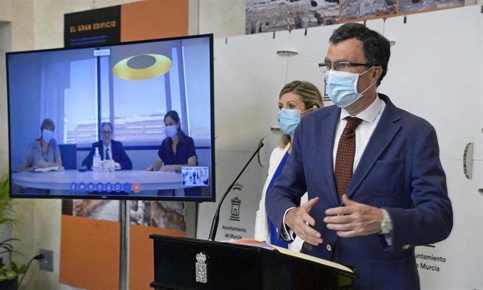 El alcalde de Murcia da a conocer el programa 'Siempre Acompañados'