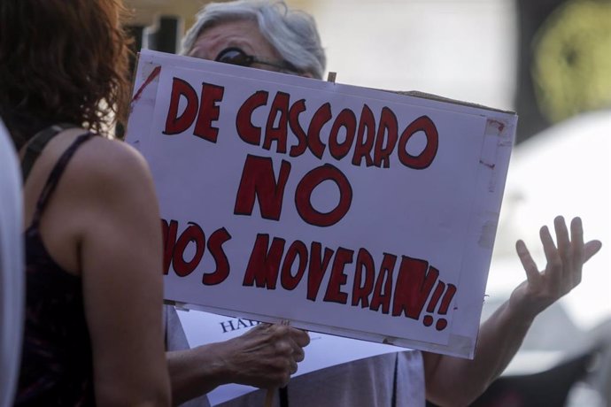 Comerciantes de El Rastro madrileño sostienen pancartas durante la manifestación en la Plaza del Cascorro.