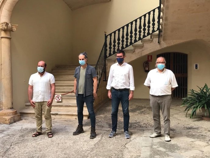 El teniente de alcalde de Cultura de Cort, Antoni Noguera, junto a responsables de IB3, el director general Andreu Manresa, entre ellos