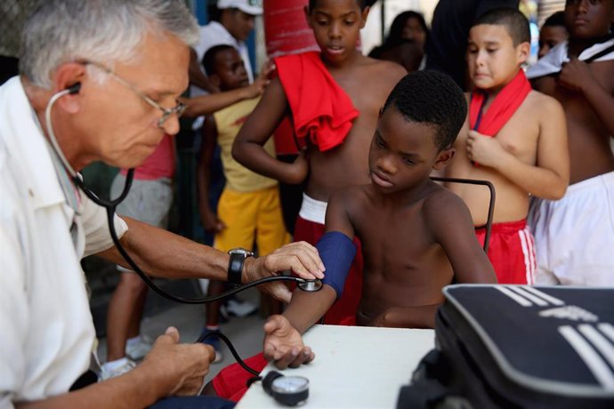 Un médico atiende a unos niños en La Habana (Imagen de archivo)
