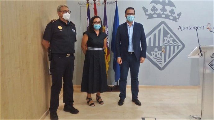 El jefe de la Policía Local, José Luis Carque; la regidora de Seguridad Ciudadana, Joana Maria Adrover; y el alcalde de Palma, José Hila.