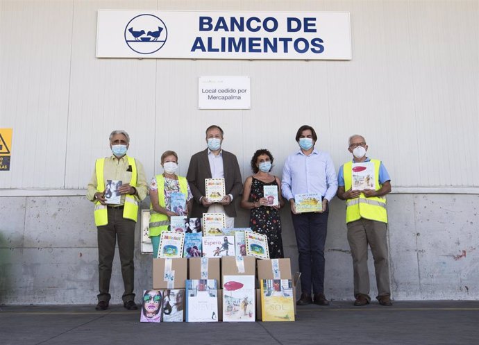 Bankia entrega libros al Banco de Alimentos de Mallorca