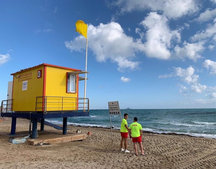 Bandera amarilla playas, verano, socorristas
