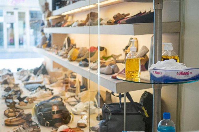 Establecimiento abierto con medidas de limpieza en las esquinas para limpiar las zonas y los productos 