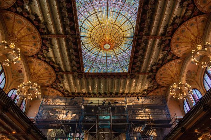 Interior del Palau de la Música durante la restauración del conjunto escultórico del escenario (Archivo)