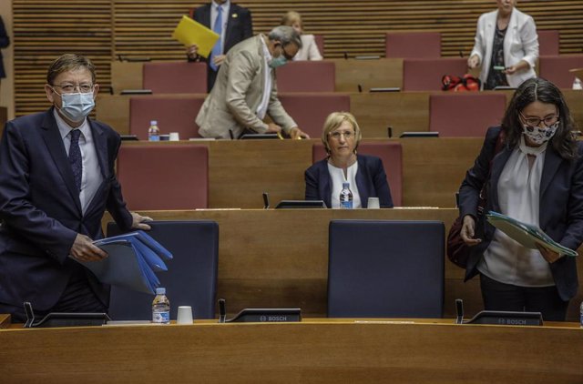 La consellera de Sanidad Universal y Salud Pública, Ana Barceló (c), y el president de la Generalitat, Ximo Puig, a su llegada a la sesión de control