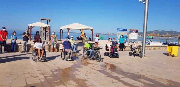 Protesta de personas con discapacidad ante las barreras de algunas playas