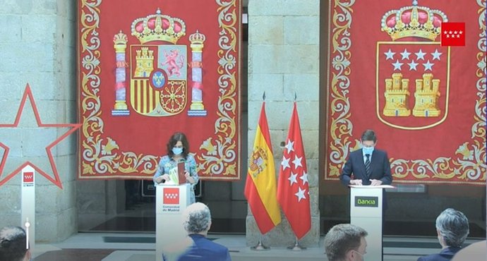 La presidenta de la Comunidad de Madrid, Isabel Díaz Ayuso, y el presidente de Bankia, José Ignacio Goirigolzarri, firman un acuerdo de colaboración.