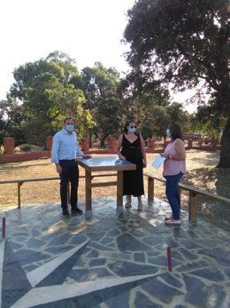 El delegado de Medio Natural y Carreteras de la Diputación de Córdoba, Francisco Palomares, en el punto de observación estelar de Obejo