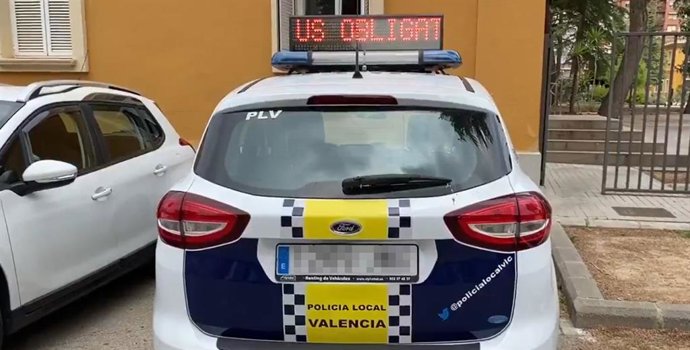 Vehículo de la Policía Local informa de la obligatoriedad de las mascarillas