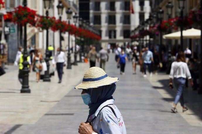 Personas hacen uso de las mascarillas frente al virus COVID-19 donde en el día de hoy son obligatorias llevarlas en espacios públicos en Málaga a 21 de mayo 2020