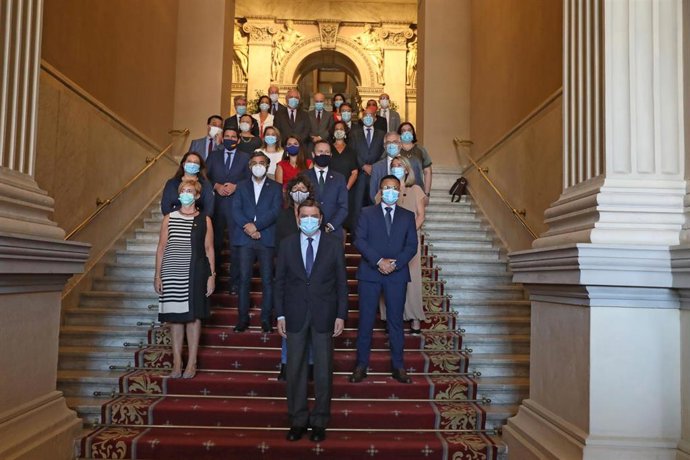 El ministro de Agricultura, Pesca y Alimentación, Luis Planas, en el primer término de la foto de familia de los asistentes a la Conferencia Sectorial de Agricultura y Desarrollo Rural, en Madrid (España), a 23 de julio de 2020.