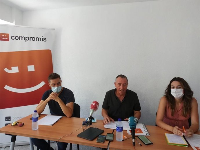 Gerard Fullana, Joan Baldoví y Aitana Mas, este jueves en Alicante.