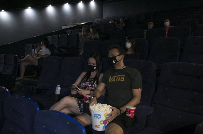 Una pareja en una sala de cine durante el primer fin de semana con estrenos en las pantallas tras la supresión del Estado de Alarma. En Nervión Plaza, (Sevilla, Andalucía, España), a 26 de junio de 2020.