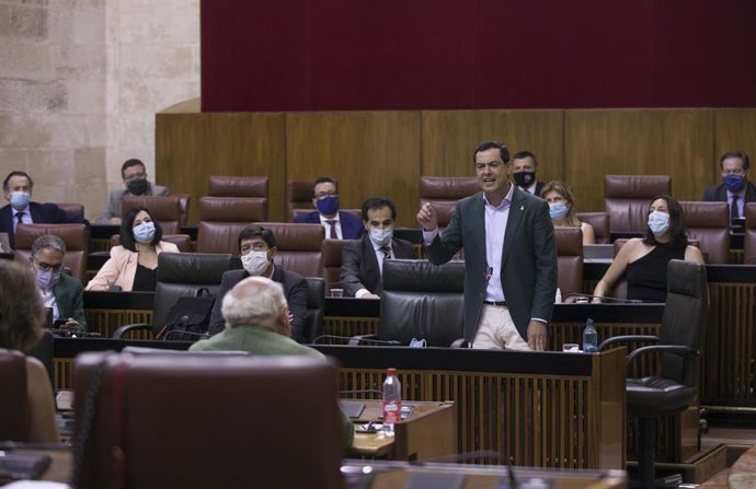 El presidente de la Junta de Andalucía, Juanma Moreno (1d), responde en el Parlamento andaluz a preguntas de los grupos políticos en la sesión de control al gobierno. En Sevilla (Andalucía, España)