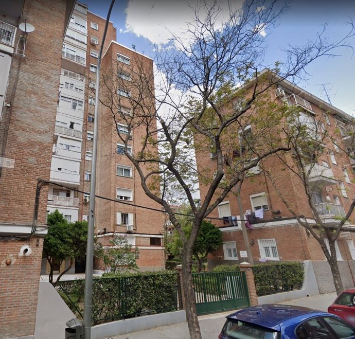 Herido muy grave al caer de su terraza al vacío cuando limpiaba las ventanas