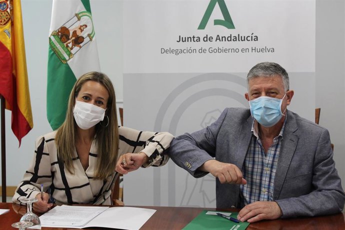 La delegada del Gobierno de la Junta en Huelva, Bella Verano, y el alcalde de Palos de Frontera , Carmelo Romero, durante la firma.