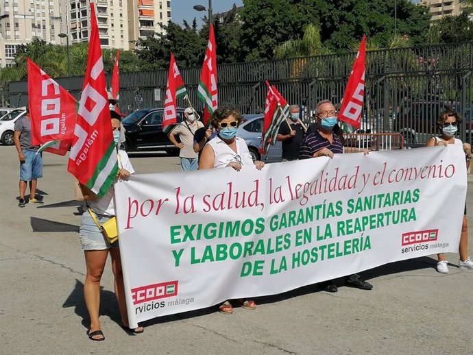 Concentración de CCOO para exigir garantías sanitarias y laborales en la reapertura de la hostelería en Málaga