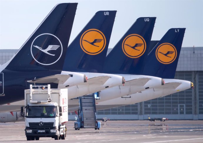 FILED - 25 June 2020, Bavaria, Munich: Lufthansa aircraft are parked on the apron of Munich Airport. The first funds from German state aid have been received by Lufthansa. Photo: Sven Hoppe/dpa