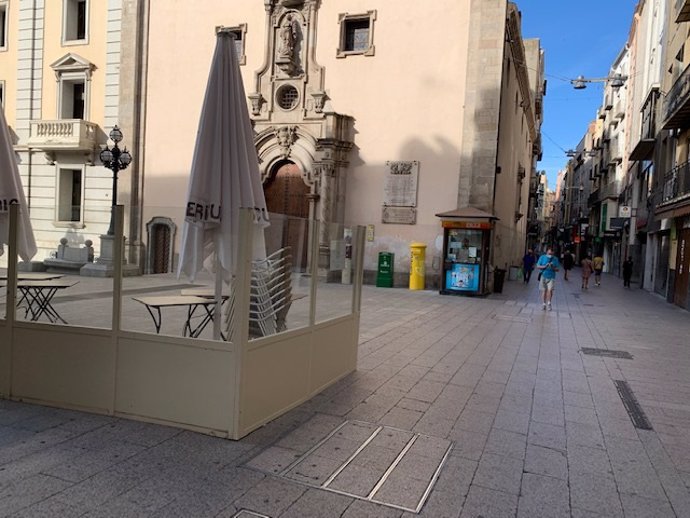 Terraza de un bar cerrado en la Plaa de Sant Francesc de Lleida tras los rebrotes